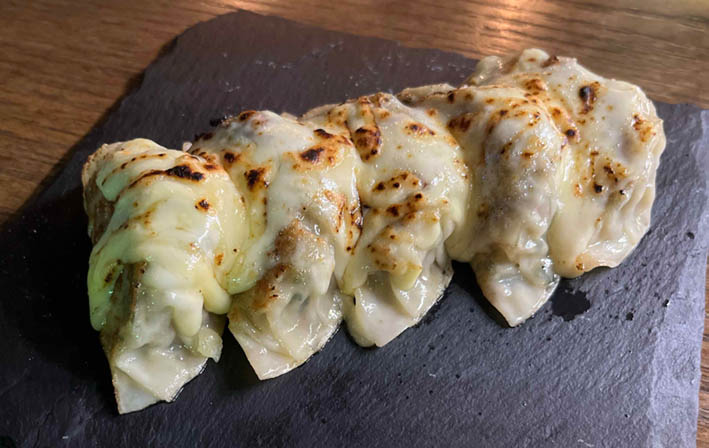 熱々炙りチーズのせ!燻製U7餃子