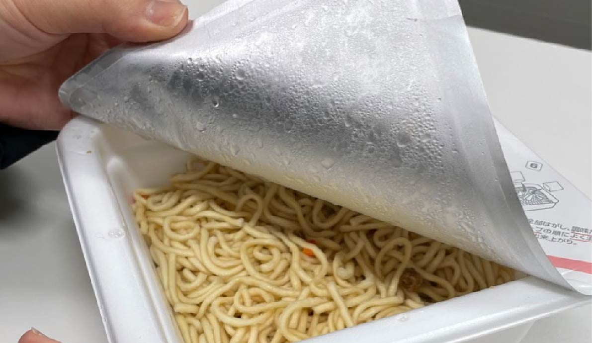 地獄の担担麺監修 地獄のまぜ麺蓋をあける