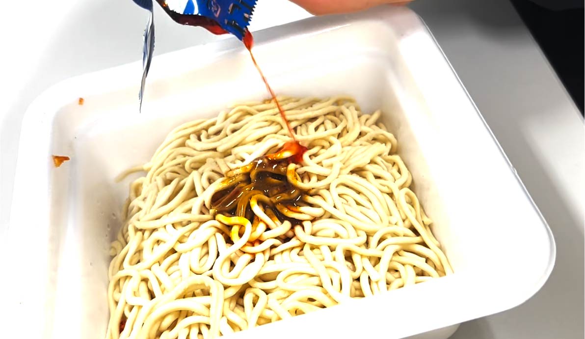 地獄の担担麺監修 地獄のまぜ麺ソース投入