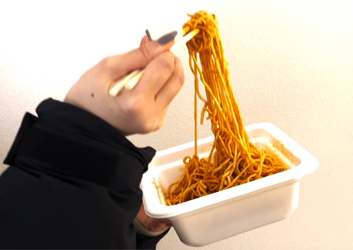 麺をまぜる女性の指