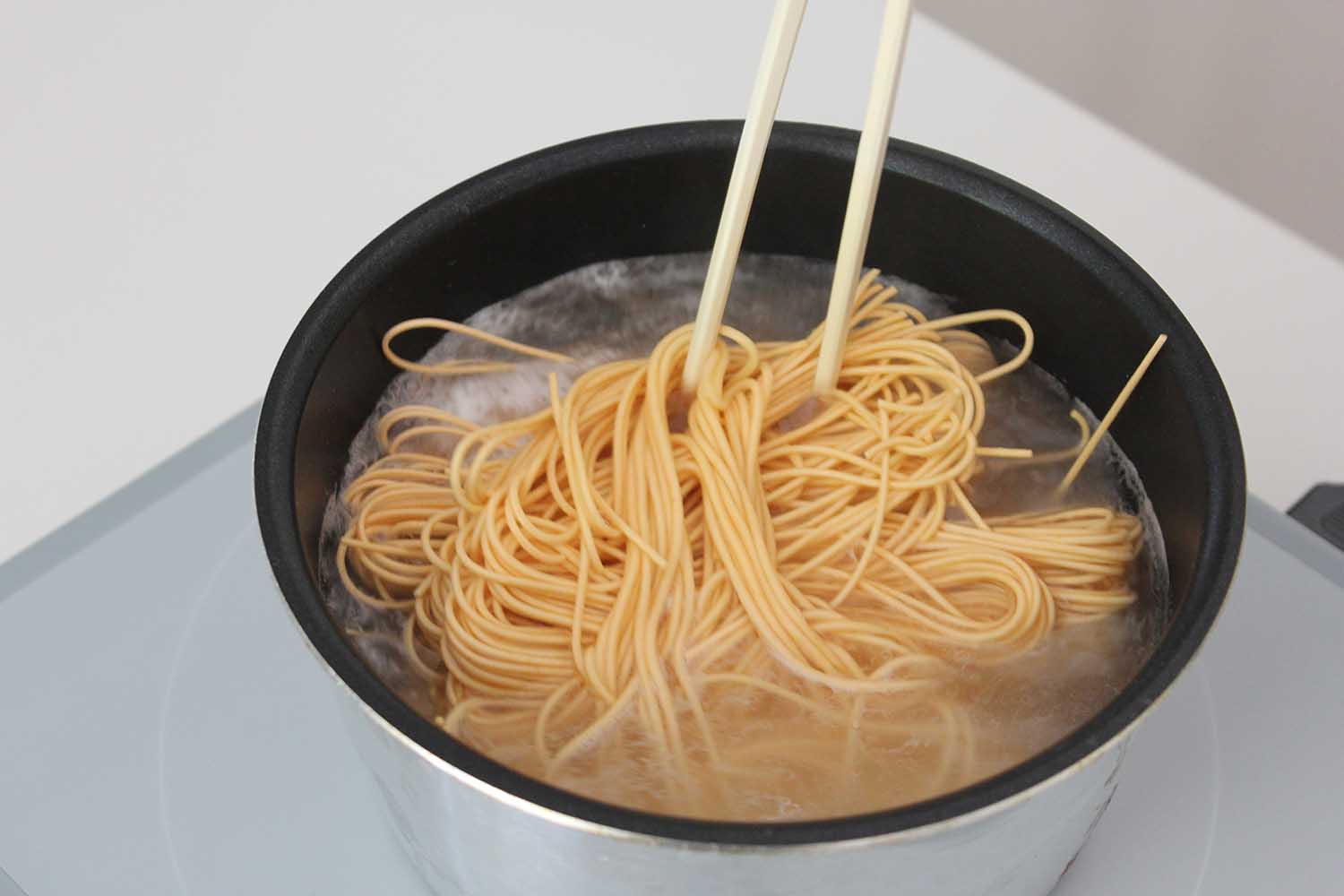 鍋で麺をゆでる