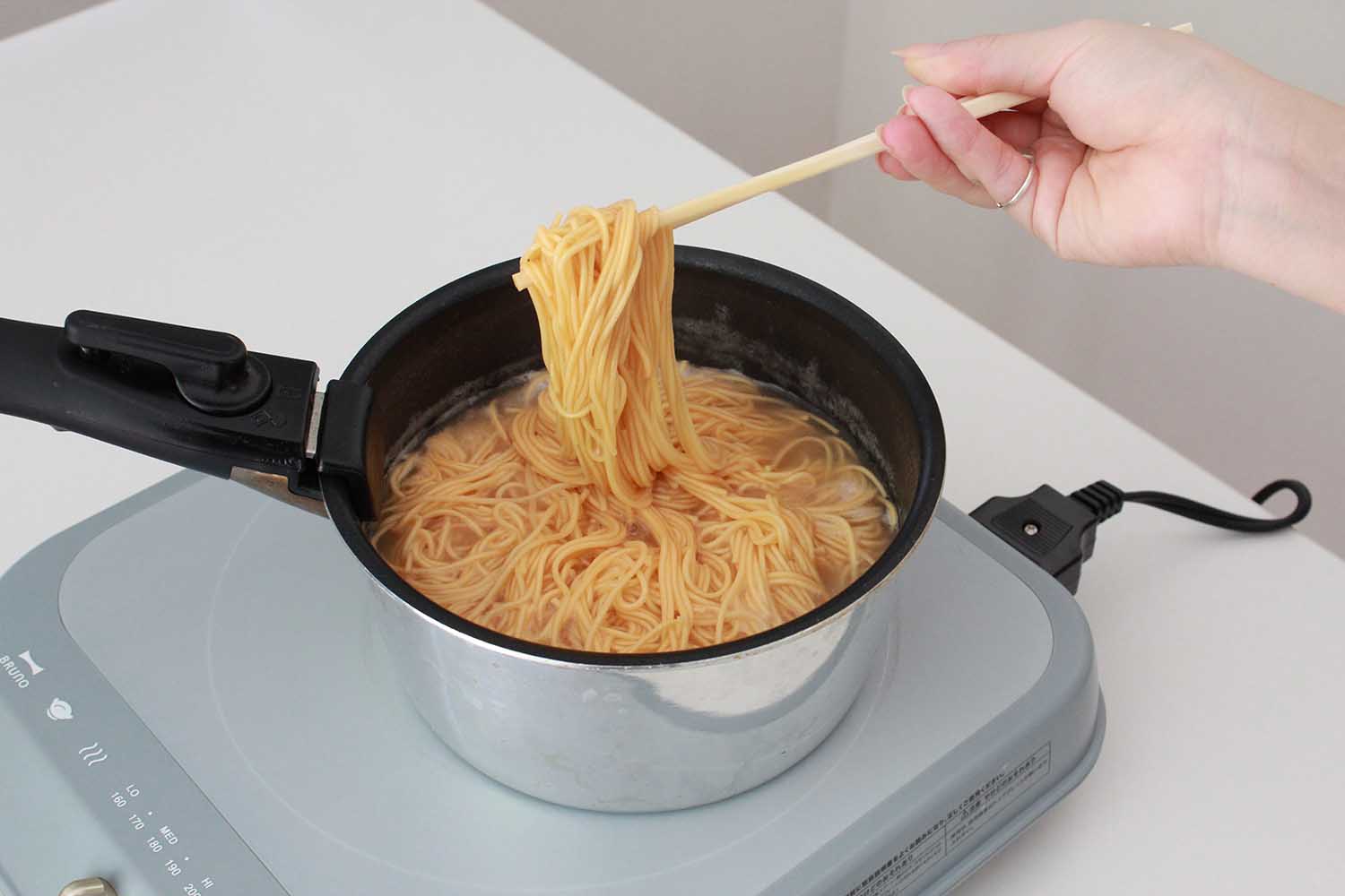 鍋で麺をゆでる
