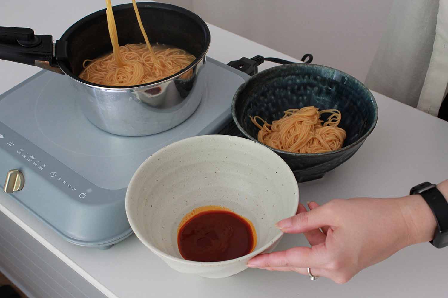 麺を丼にうつす