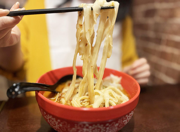 麺を箸でもつ隊員