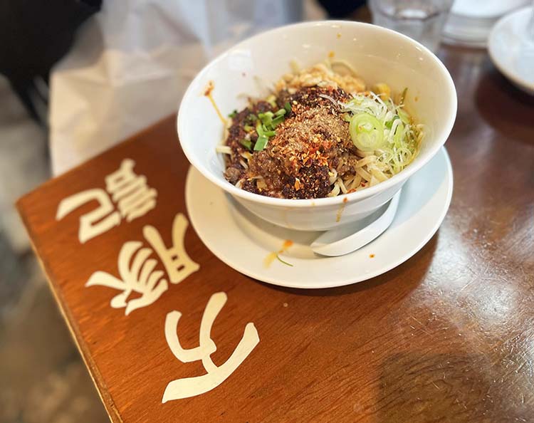 テーブルにお店のロゴ