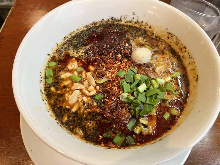 黒ごま坦々麺