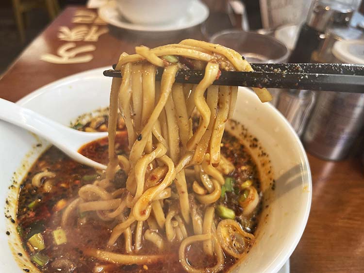 汁ありの黒ごま坦々麺