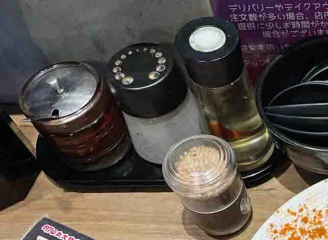 テーブルに並んだオリジナルラー油
