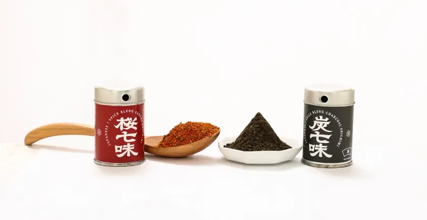 2つのスパイスの缶と、それらに対応するスパイスの山が置かれた写真