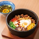 マンゴツリーキッチンに新感覚の辛旨！熱々「石焼きガパオ」で食感と香ばしさを堪能