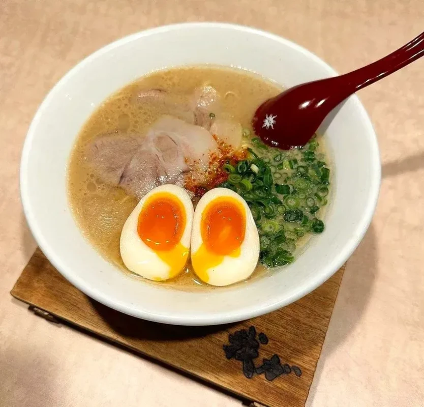 とろりとした味玉が乗った味玉らーめん