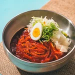韓丼の「ビビン冷麺」で旨辛を堪能！手作りタテギが引き出すやみつきの味