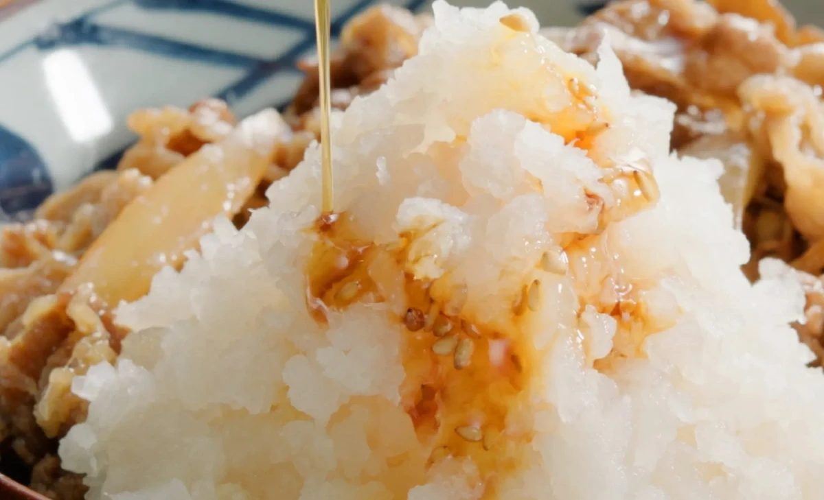 大根おろしにタレがかけられた料理の写真。