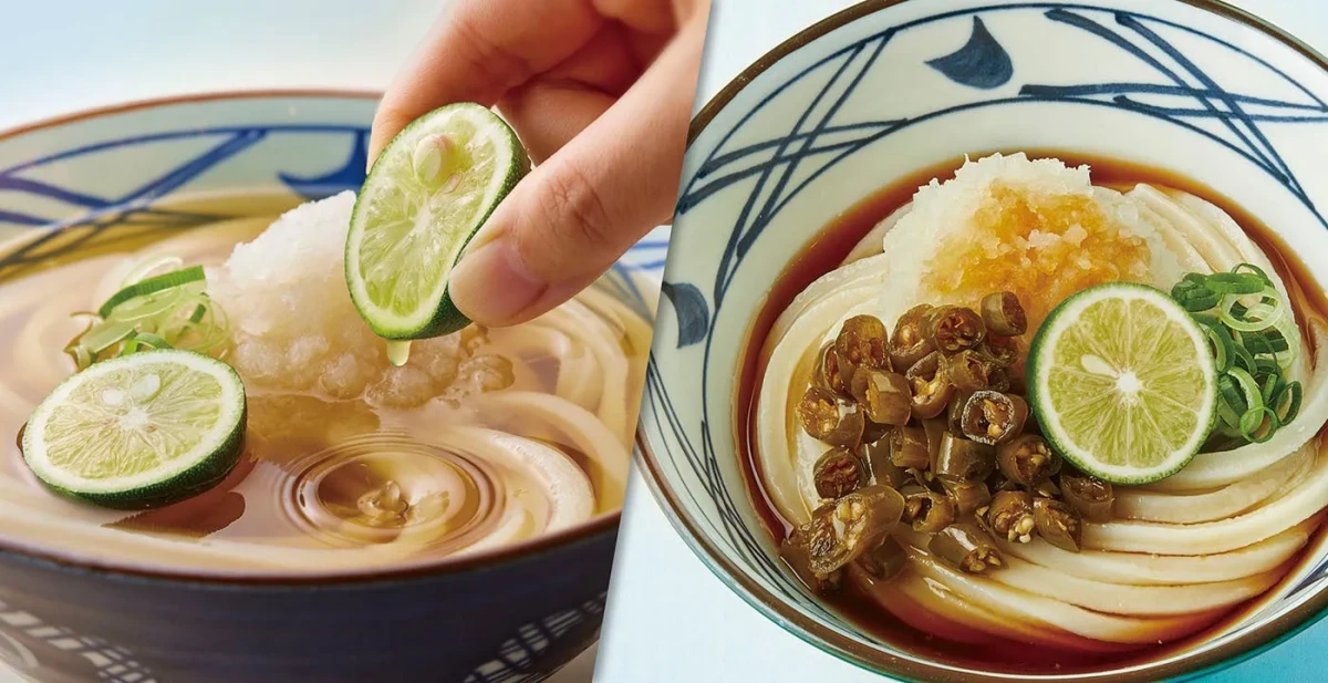 2種類のうどんの画像。片方は、すりおろした大根おろしとスライスしたカボスが乗ったうどんに、手でカボスを絞っている様子。もう片方は、刻み唐辛子とカボス、ネギが乗ったうどん。