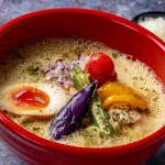白鶏舎「夏のスパイスカレー鶏白湯」！濃厚旨辛スープと夏野菜で食欲覚醒