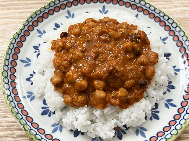 2種のひよこ豆とトマトの旨味チャナマサラカレー｜ファミリーマート