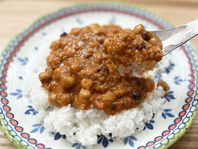 2種のひよこ豆とトマトの旨味チャナマサラカレー｜ファミリーマート